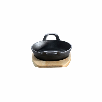 Cast iron serving pan with 2 handles Ø 12 cm and wooden coaster