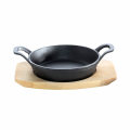 Cast iron serving pan with 2 handles Ø 18 cm and wooden coaster